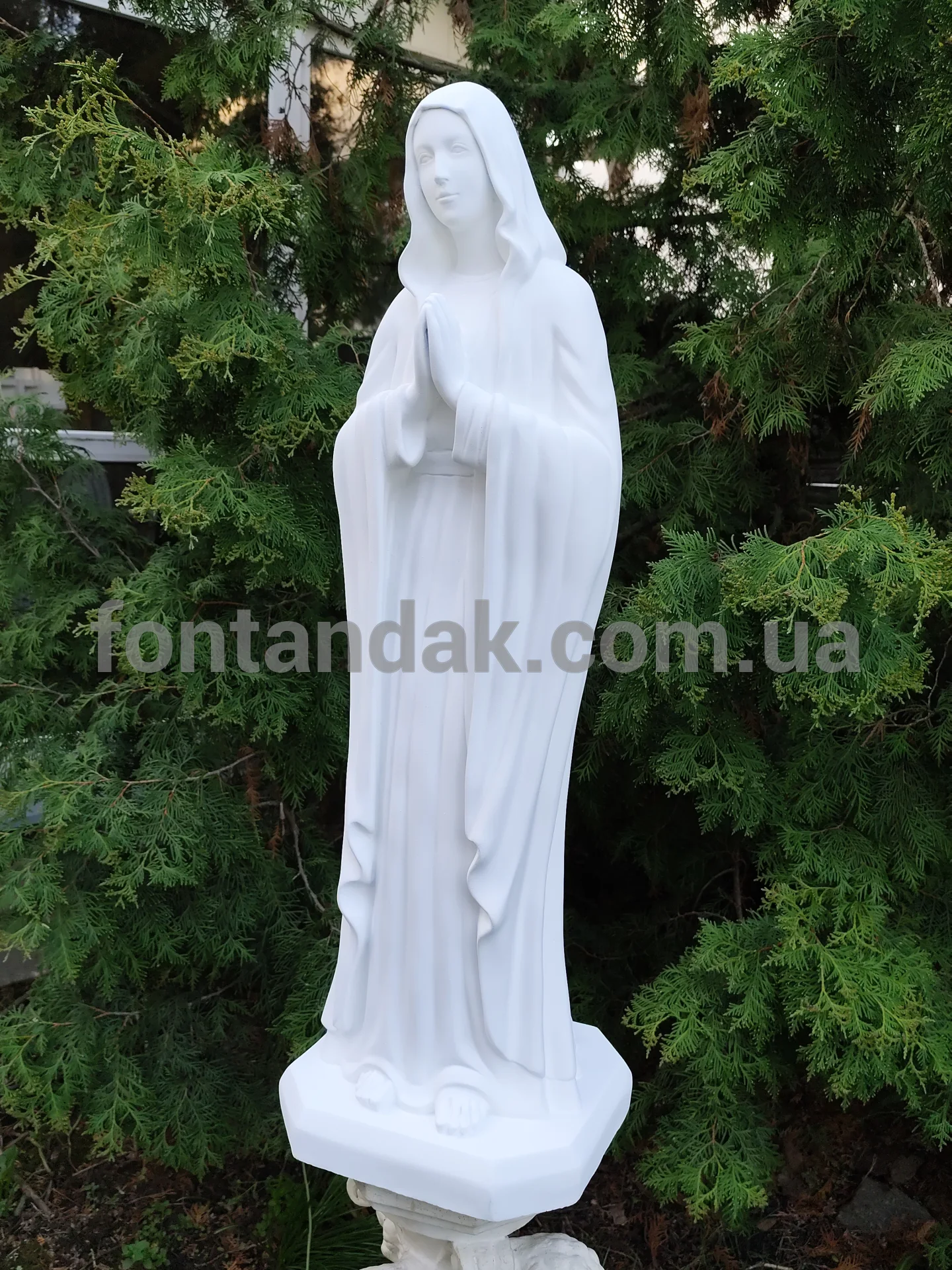 Скульптура Богородиці