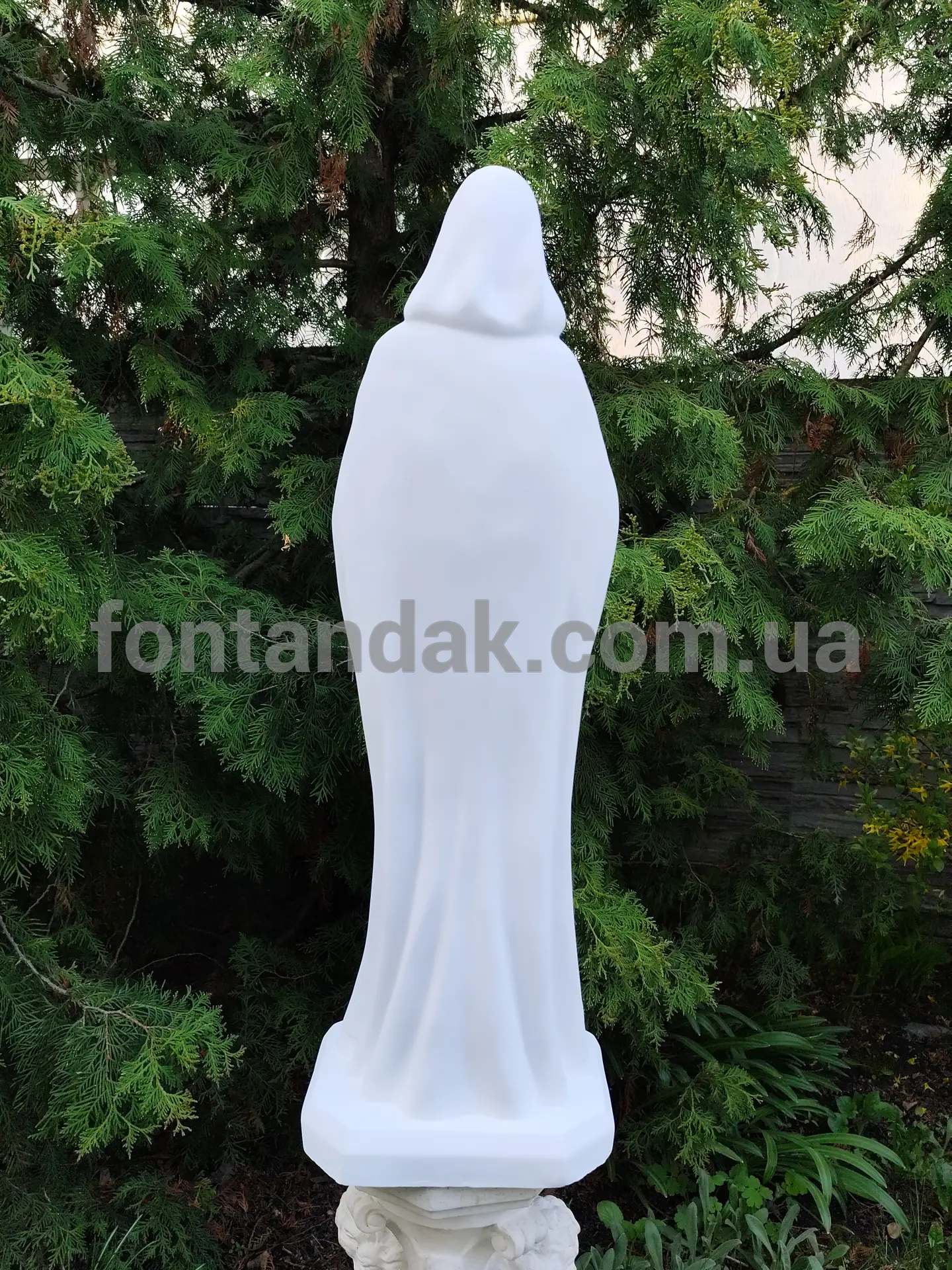 Скульптура Богородиці