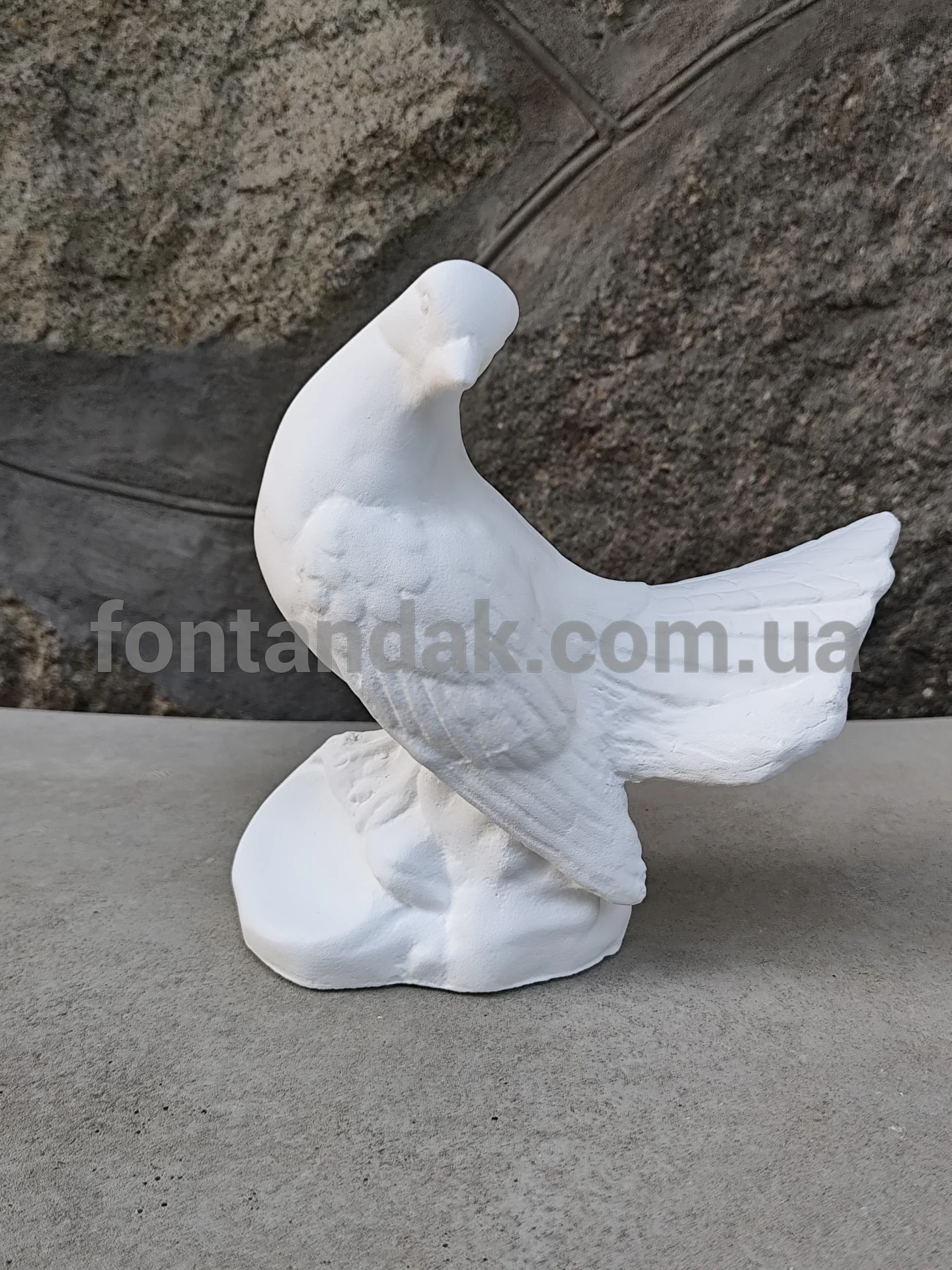 Скульптура голуба