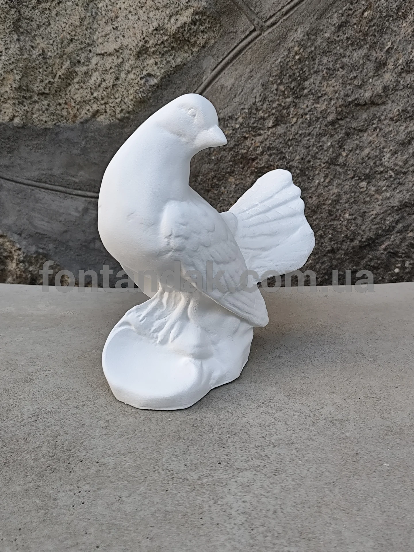 Скульптура голуба