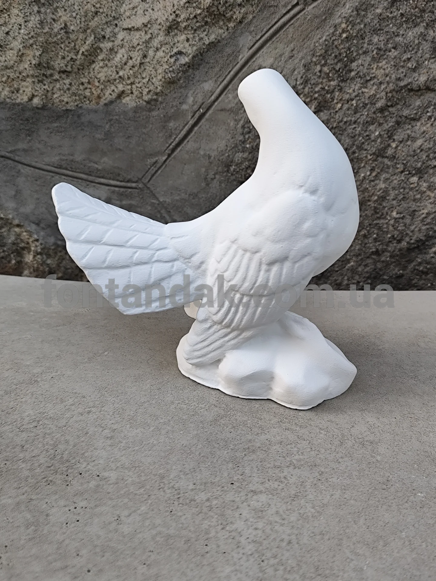 Скульптура голуба