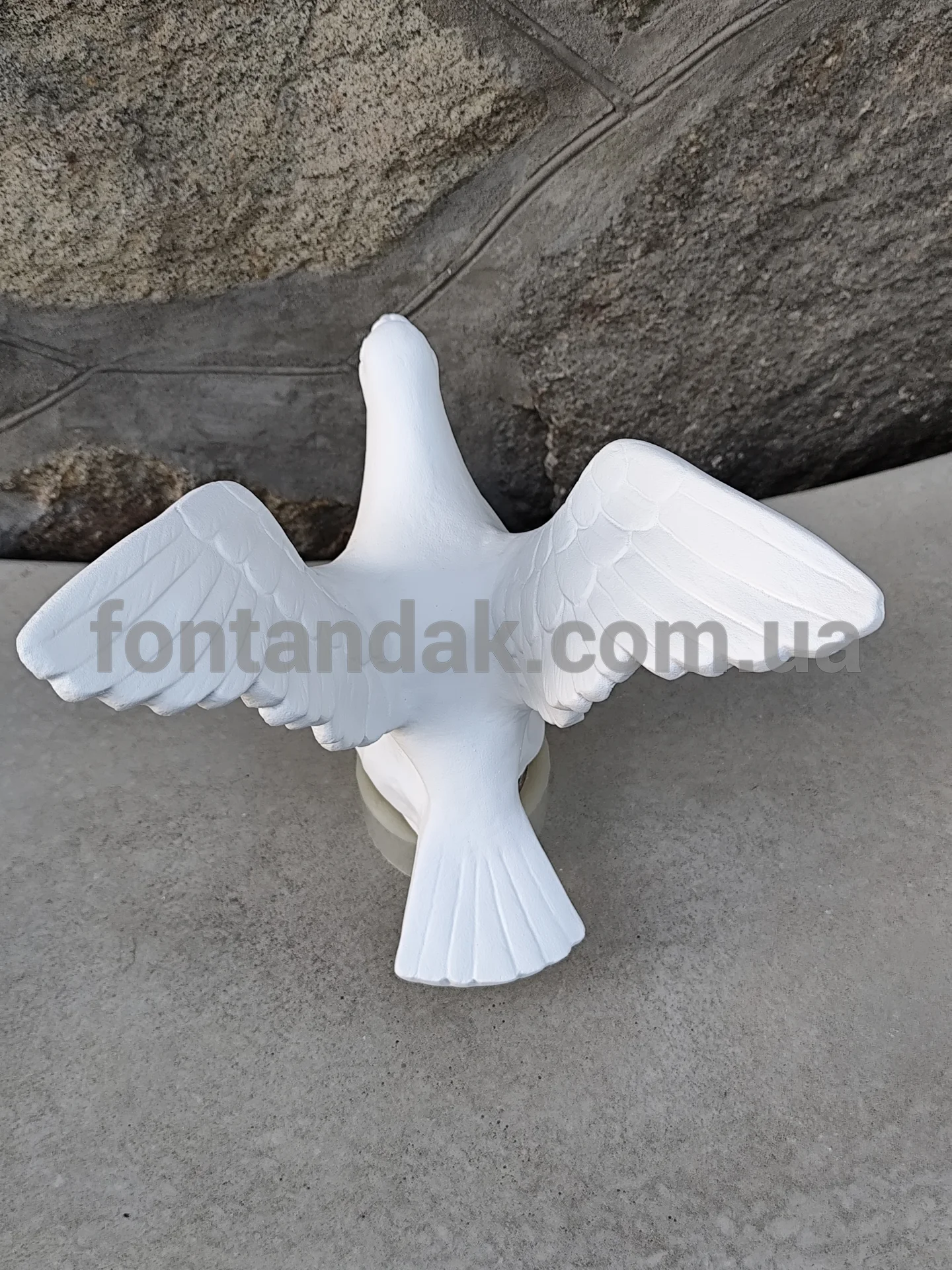 Скульптура голуба