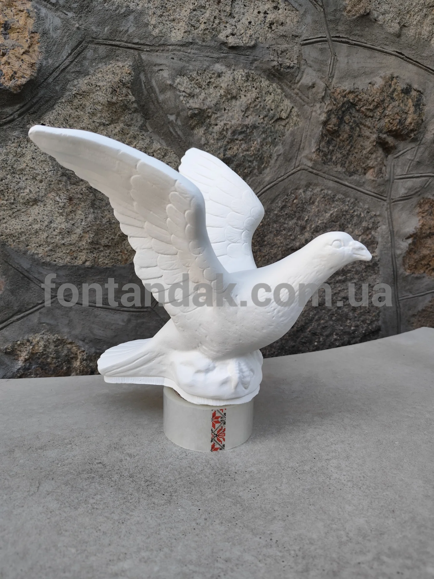 Скульптура голуба