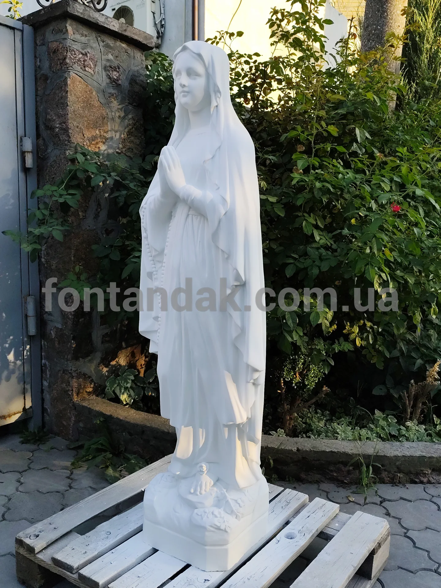 Скульптура Богородиці