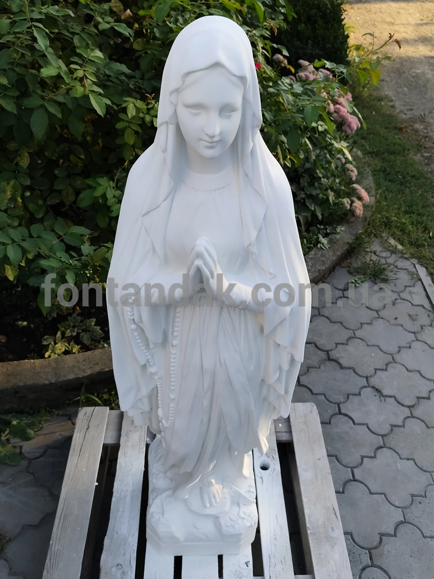 Скульптура Богородиці