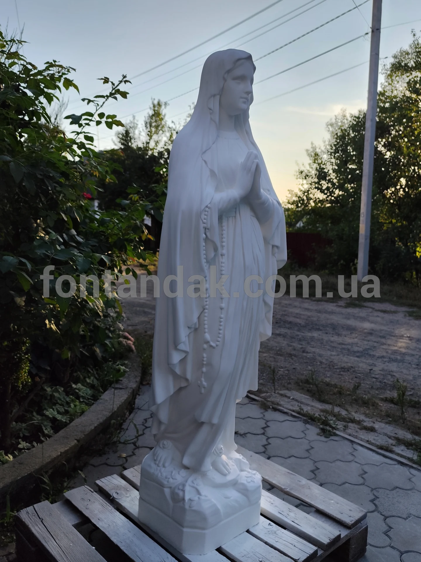 Скульптура Богородиці