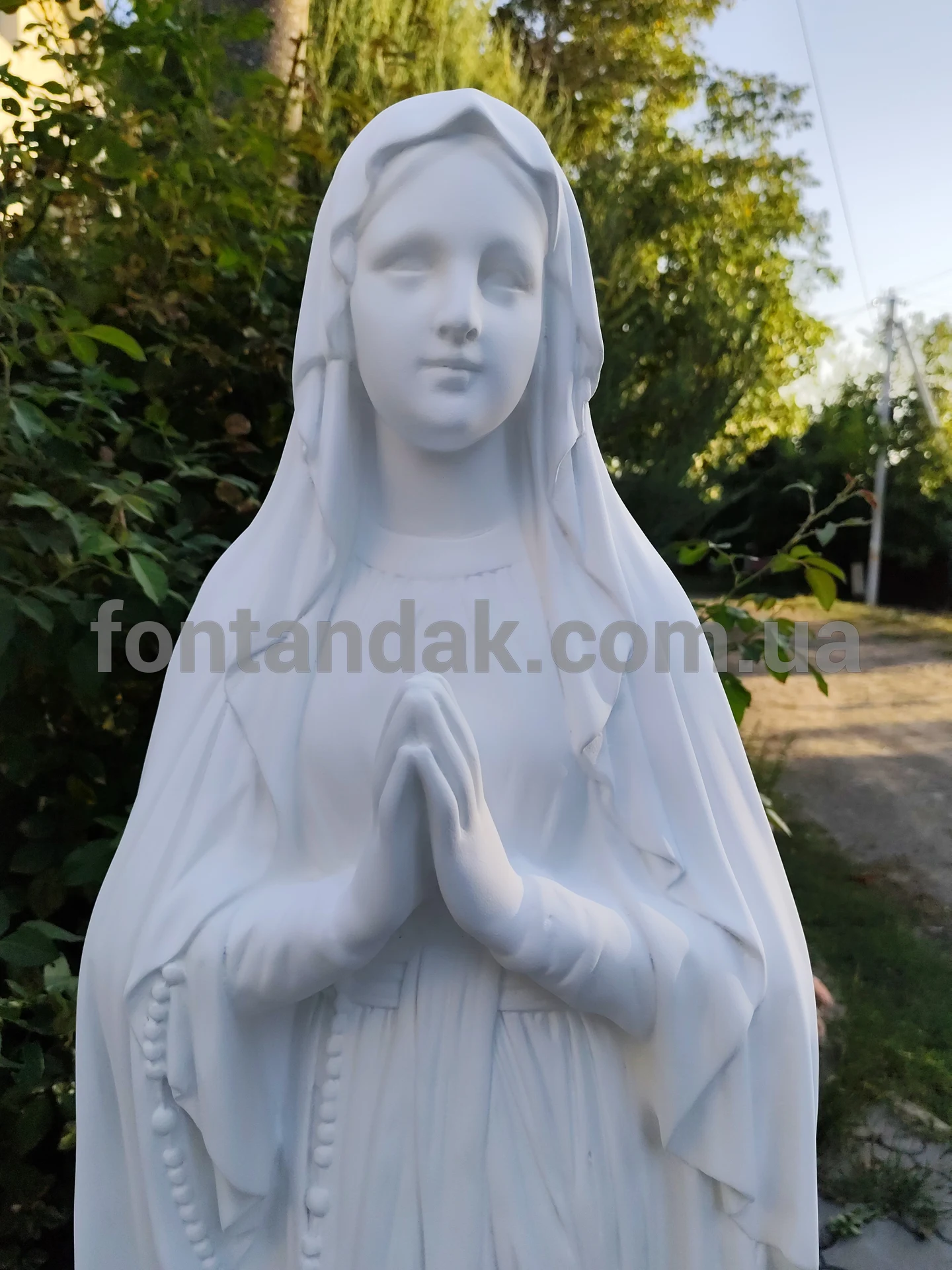 Скульптура Богородиці