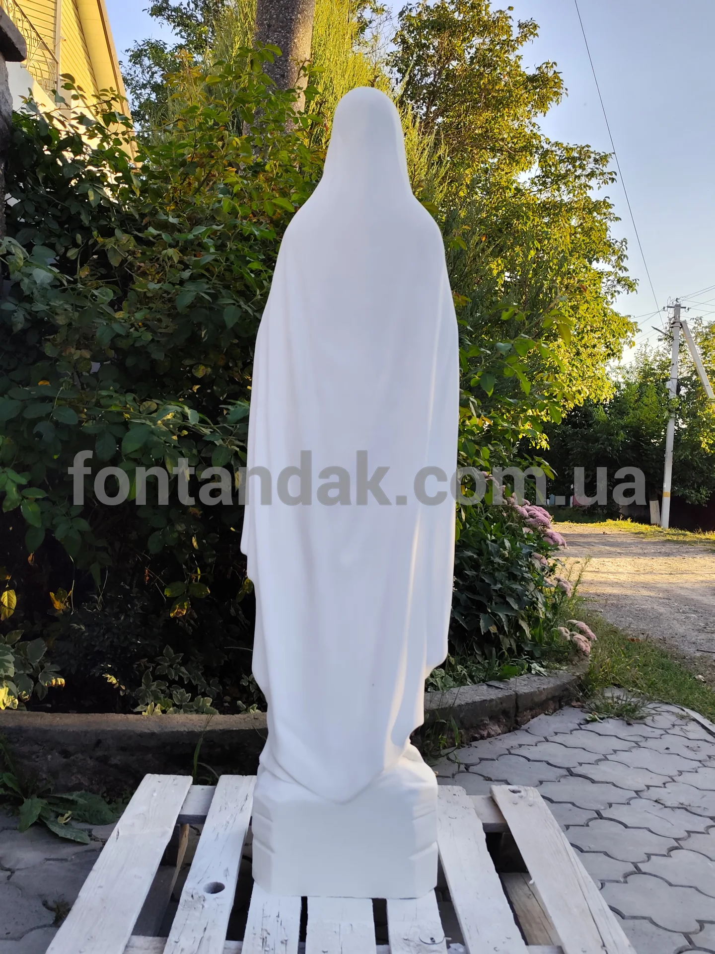 Скульптура Богородиці