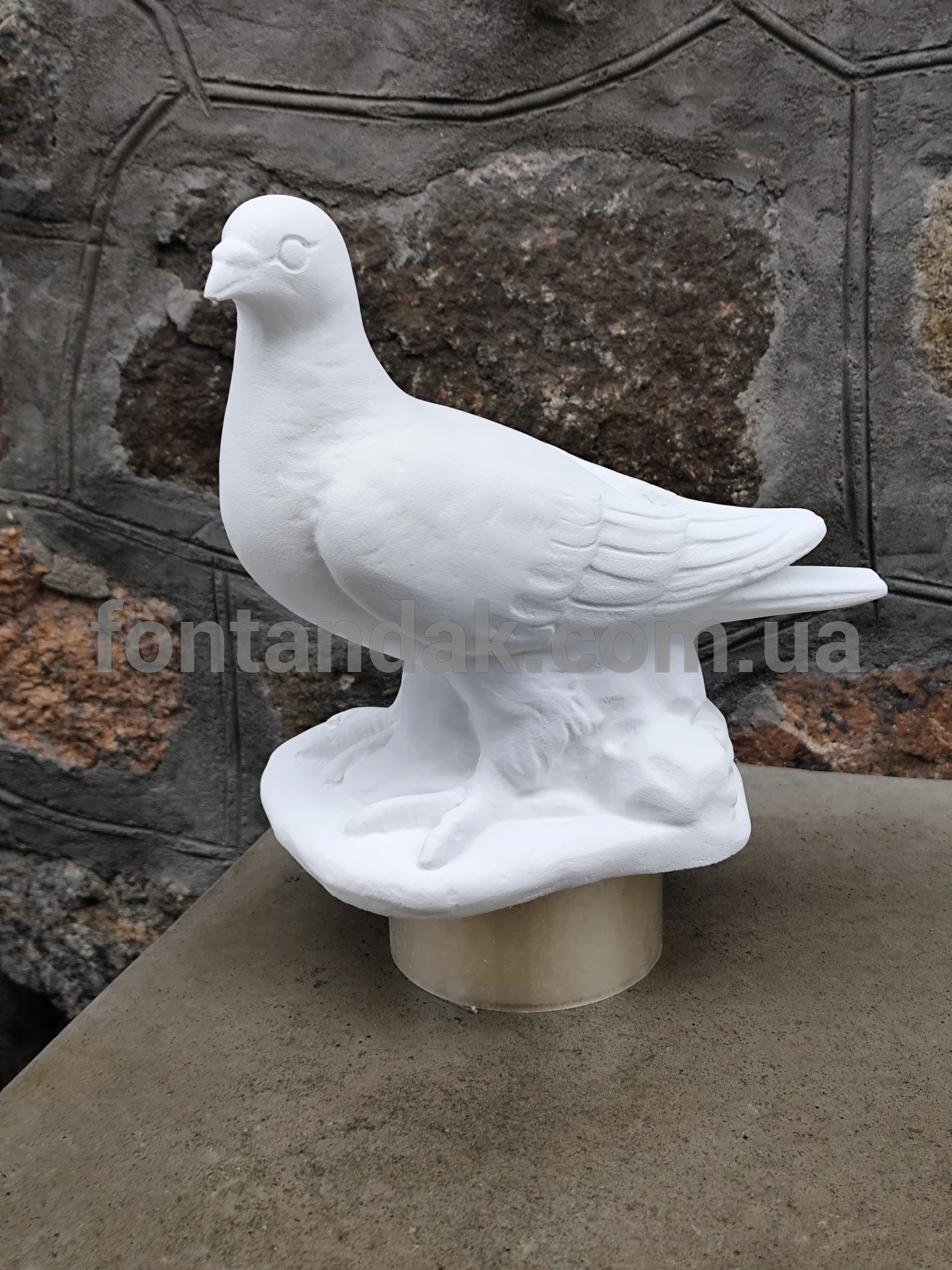 Скульптура голуба