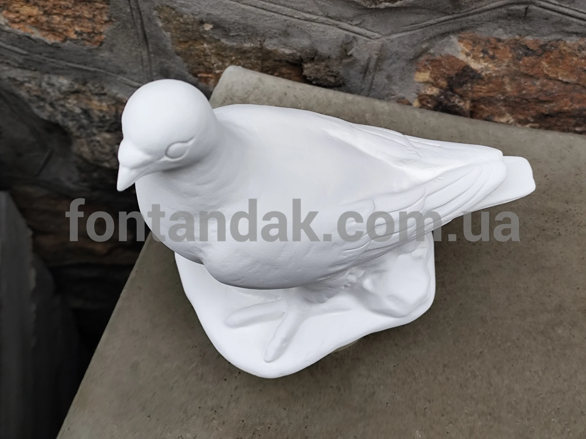 Скульптура голуба