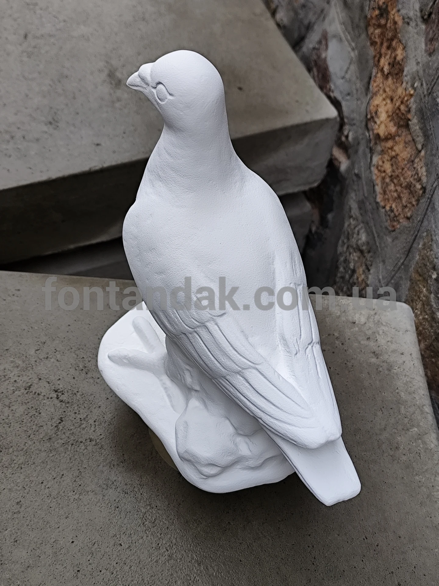 Скульптура голуба