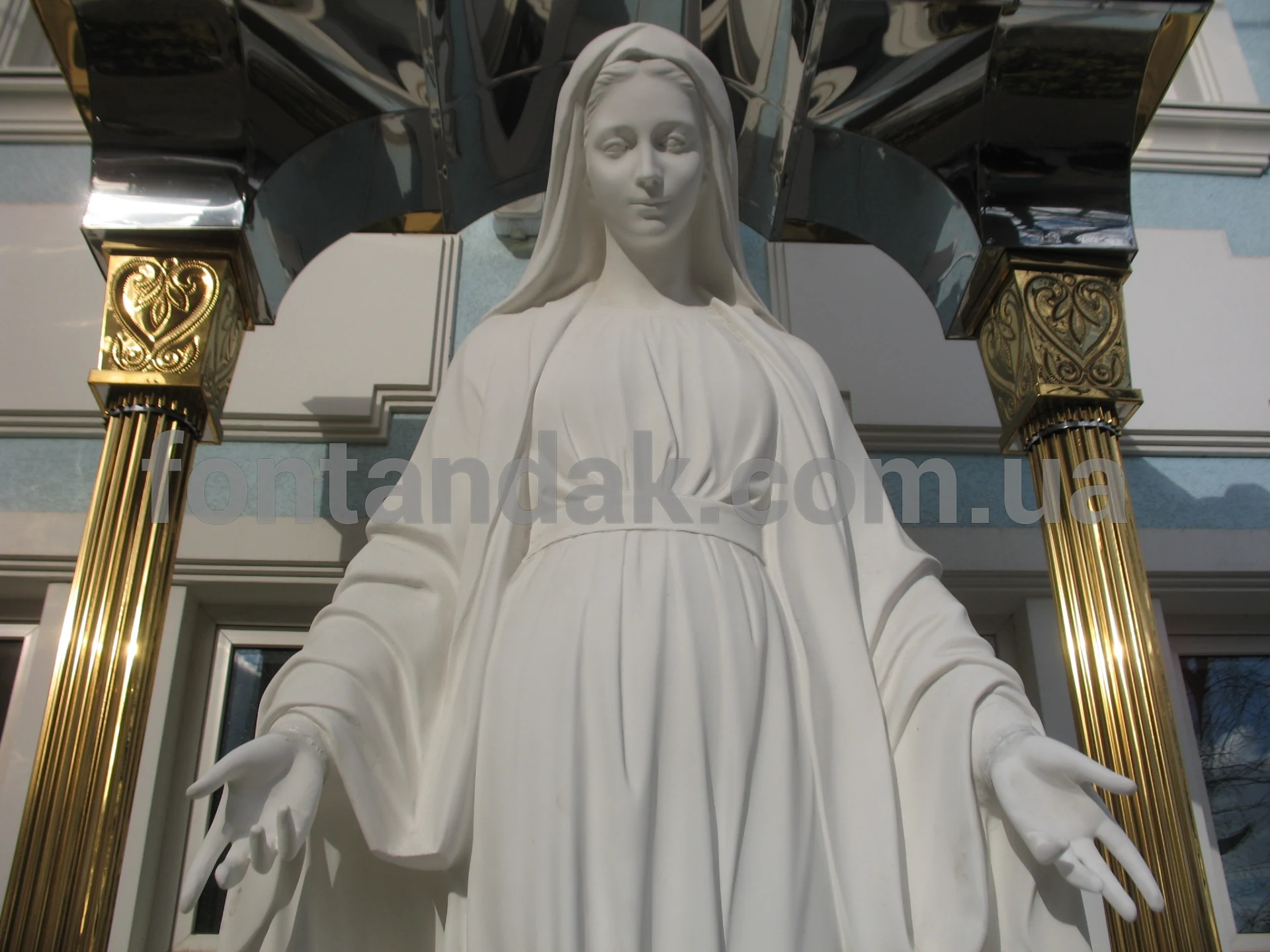 Скульптура Богородиці