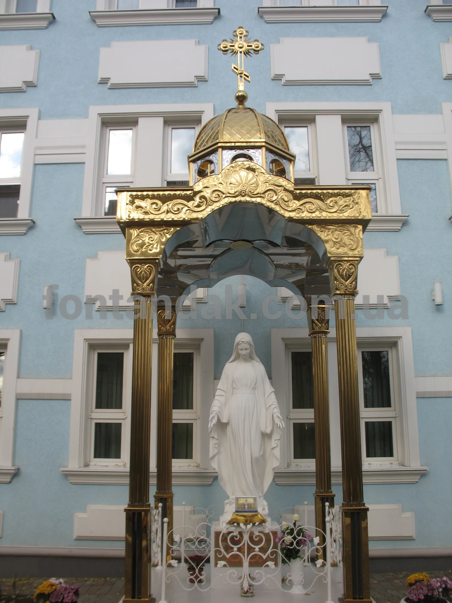 Скульптура Богородиці