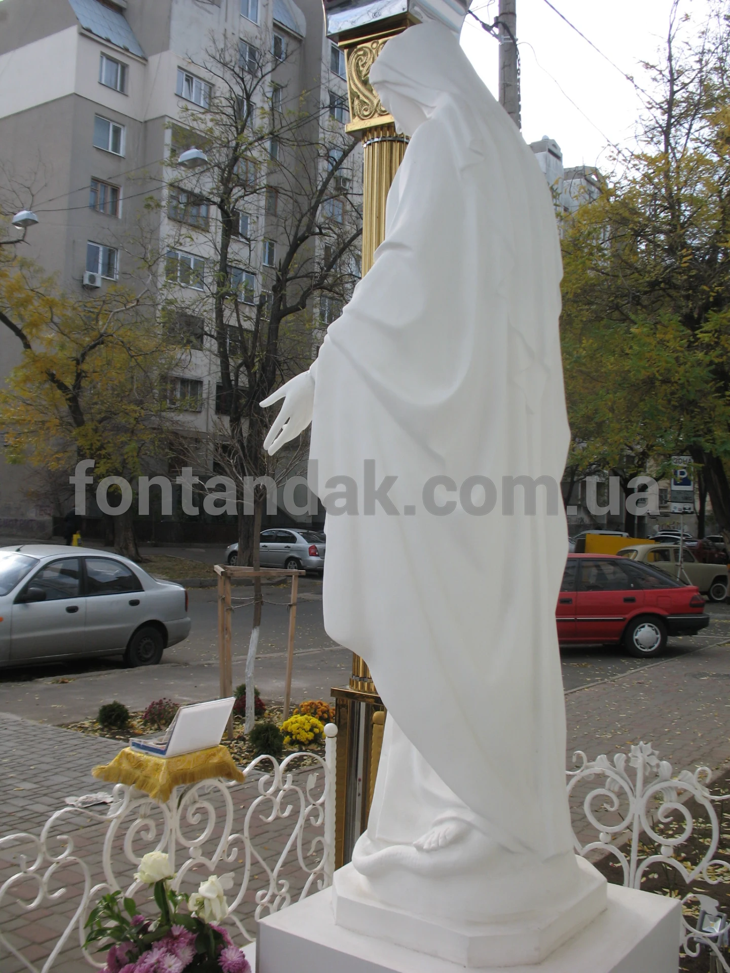 Скульптура Богородиці