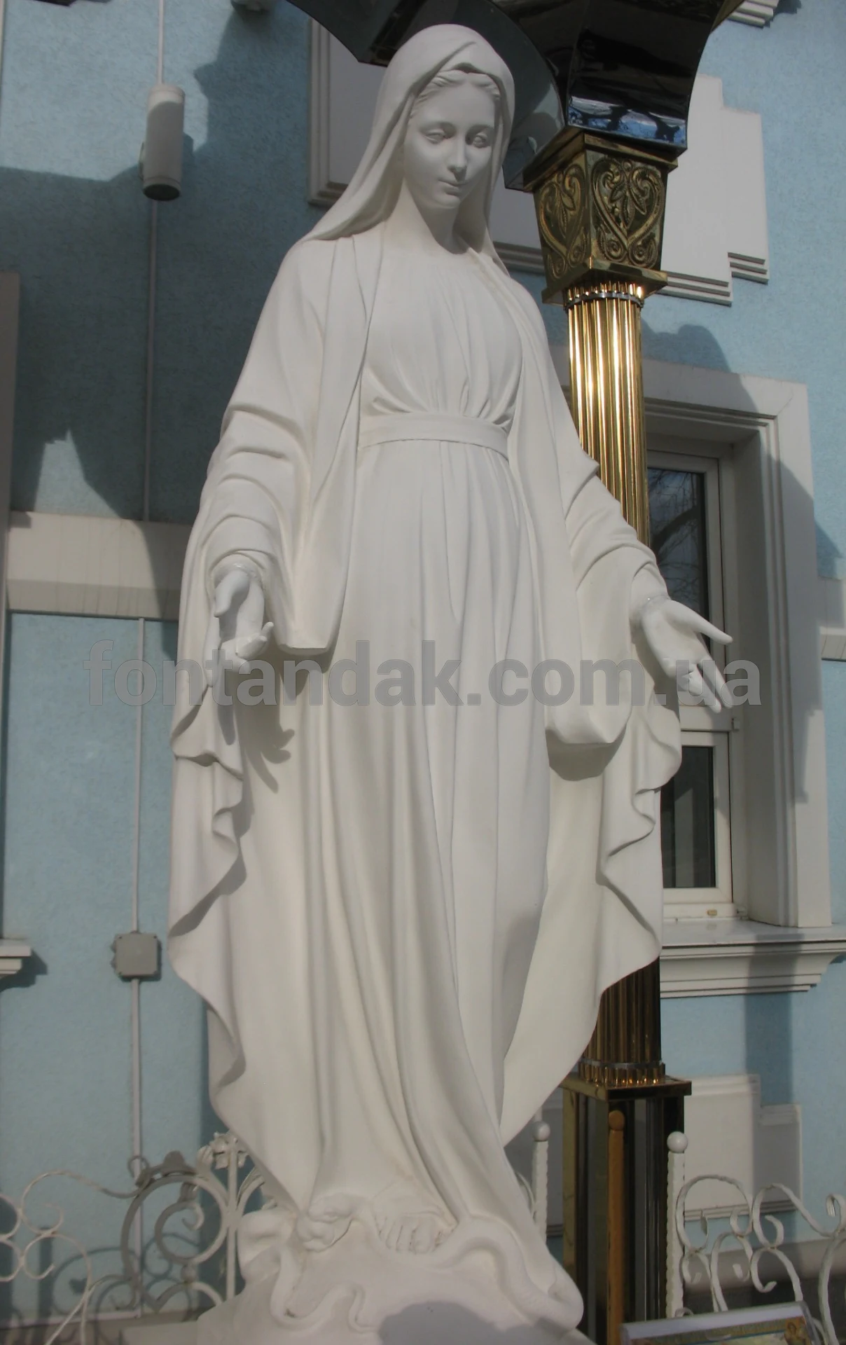 Скульптура Богородиці