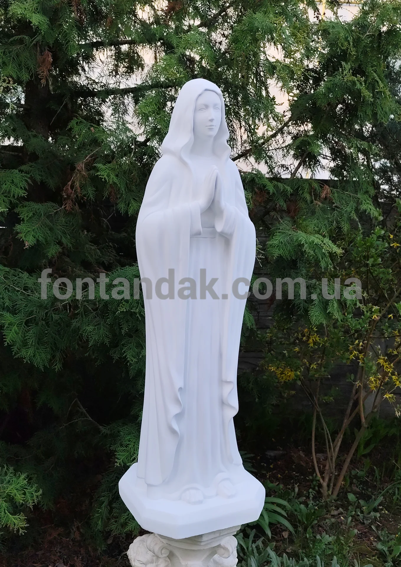 Скульптура Богородиці