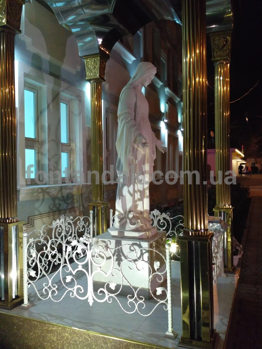 Скульптура Богородиці