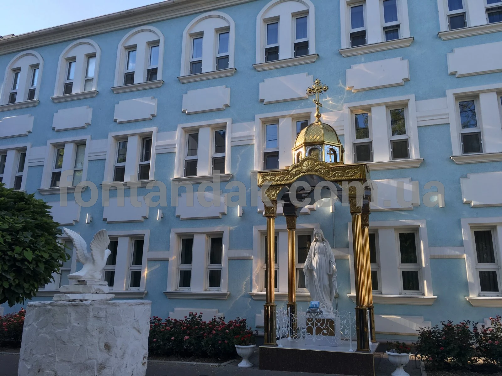 Скульптура Богородиці