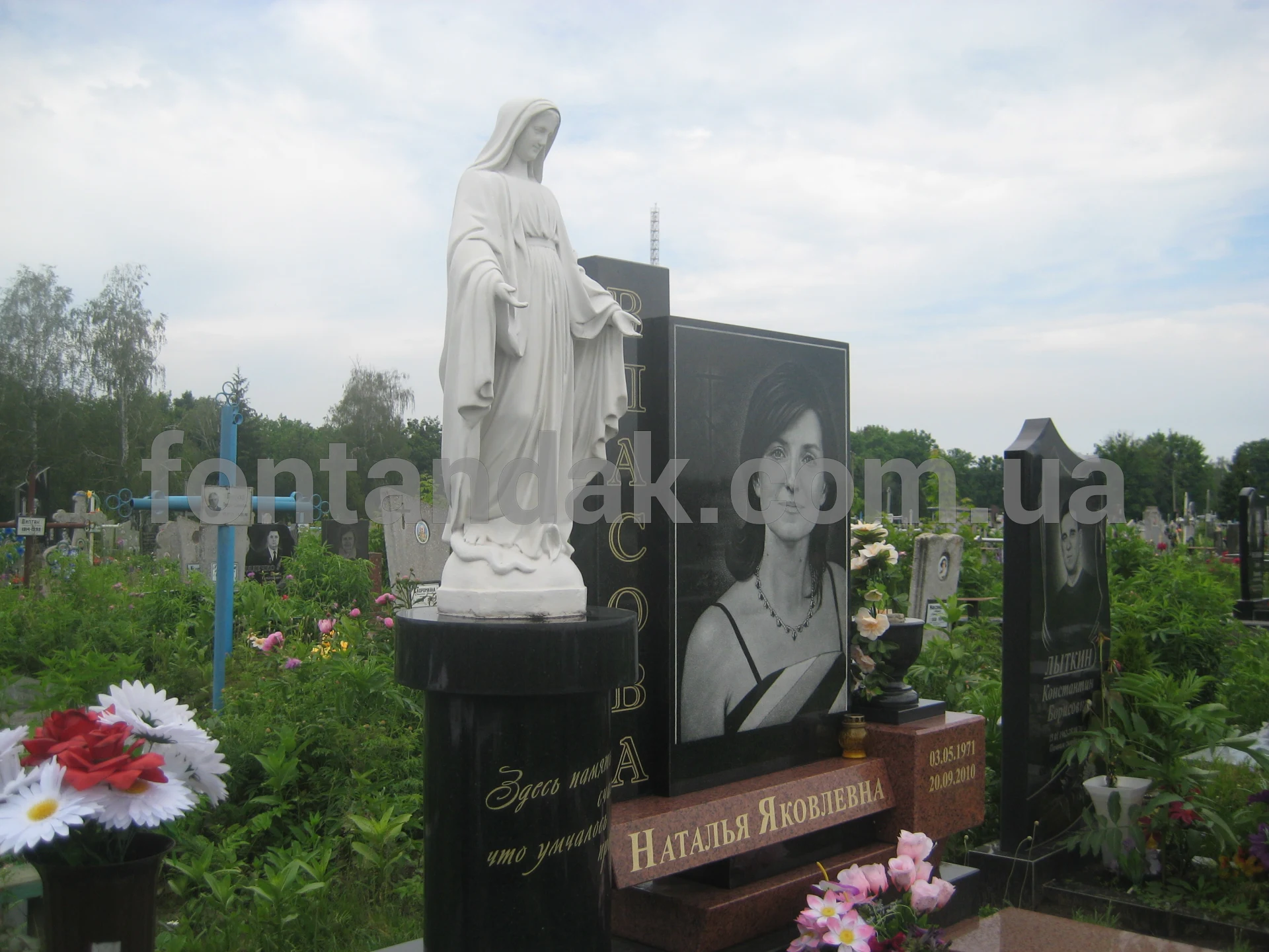 Скульптура Богородиці