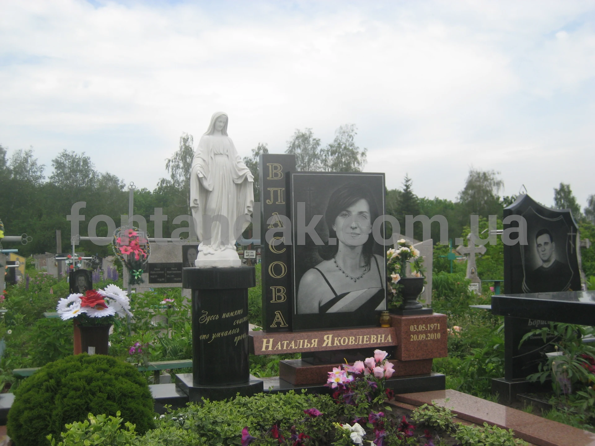 Скульптура Богородиці