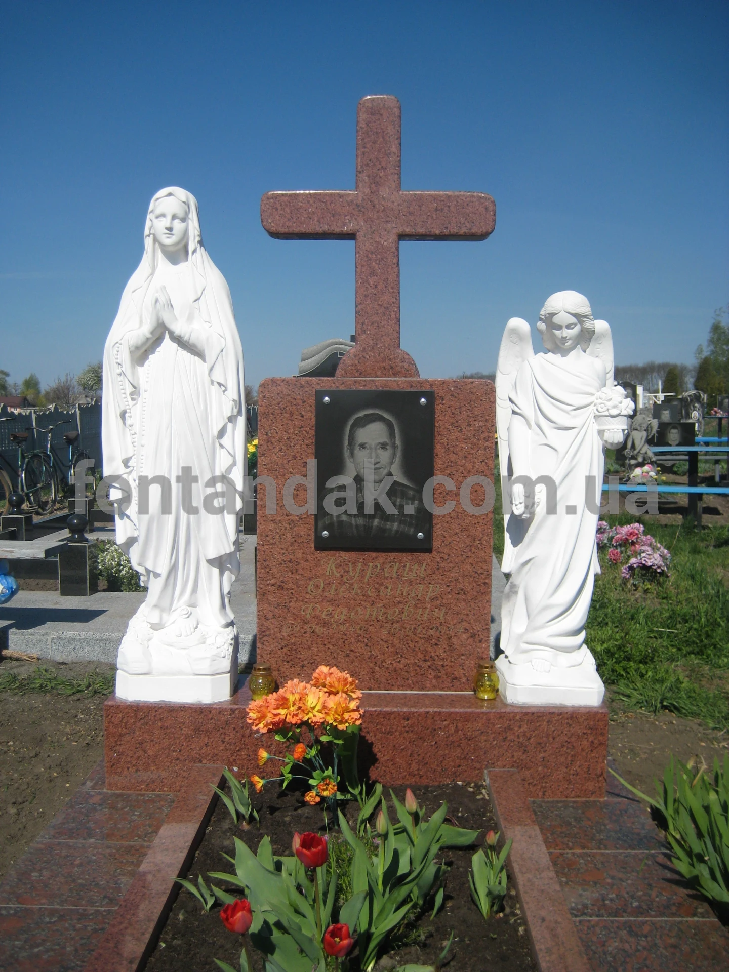 Скульптура Богородиці