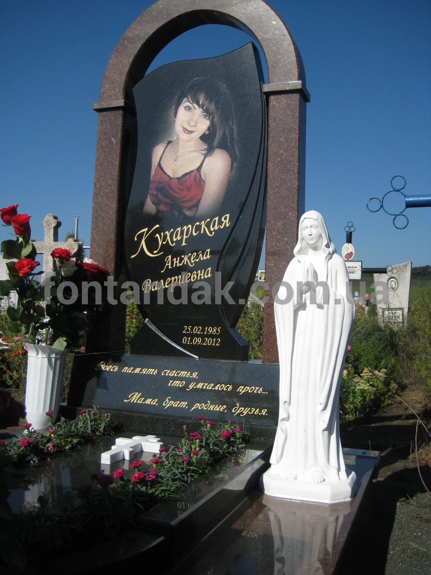 Скульптура Богородиці