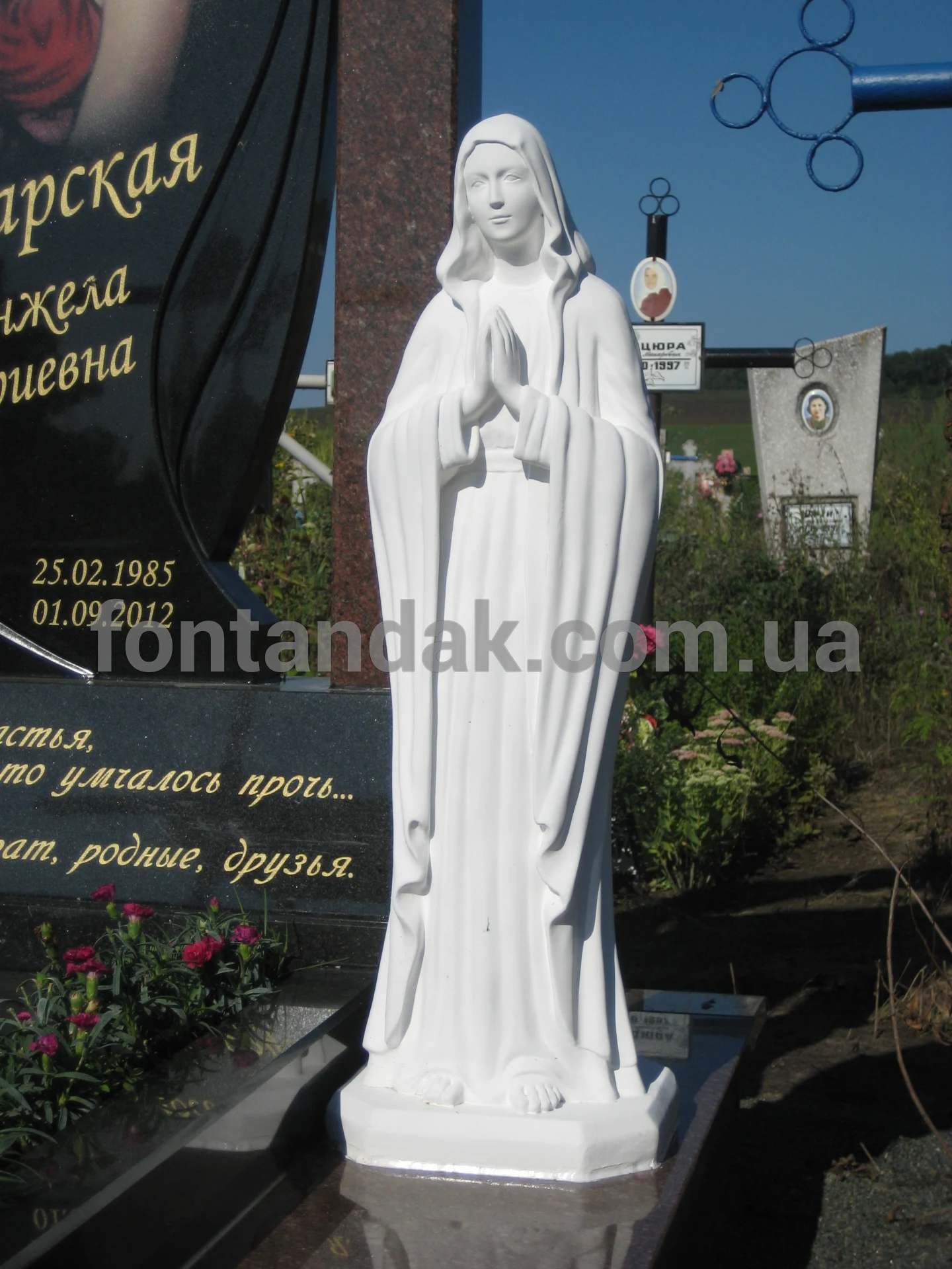 Скульптура Богородиці