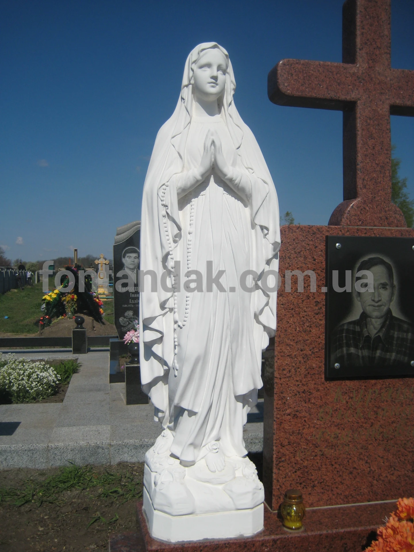Скульптура Богородиці