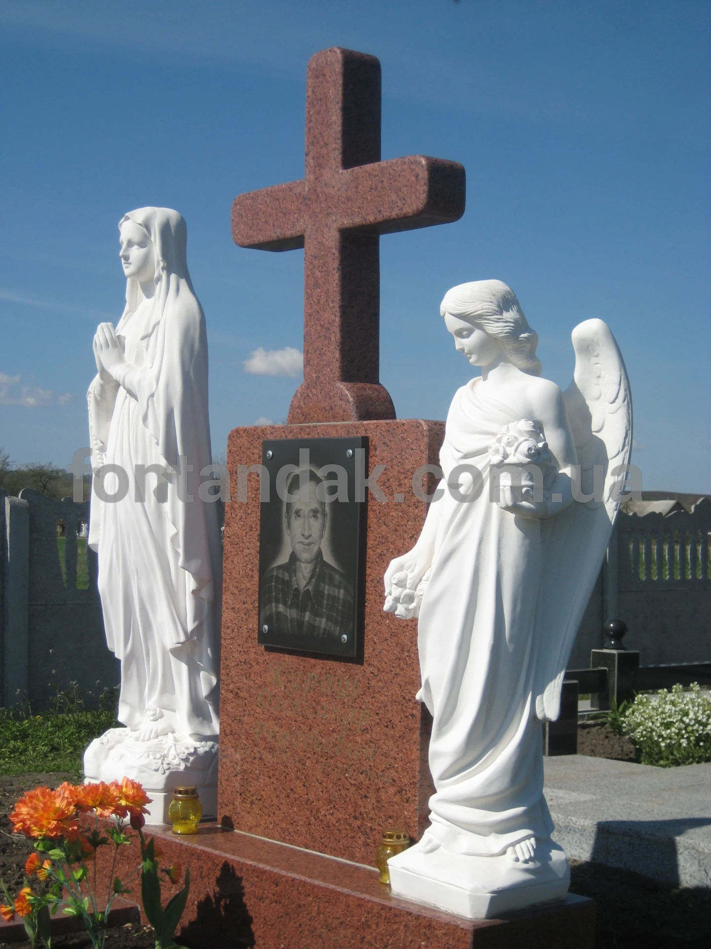Скульптура Богородиці