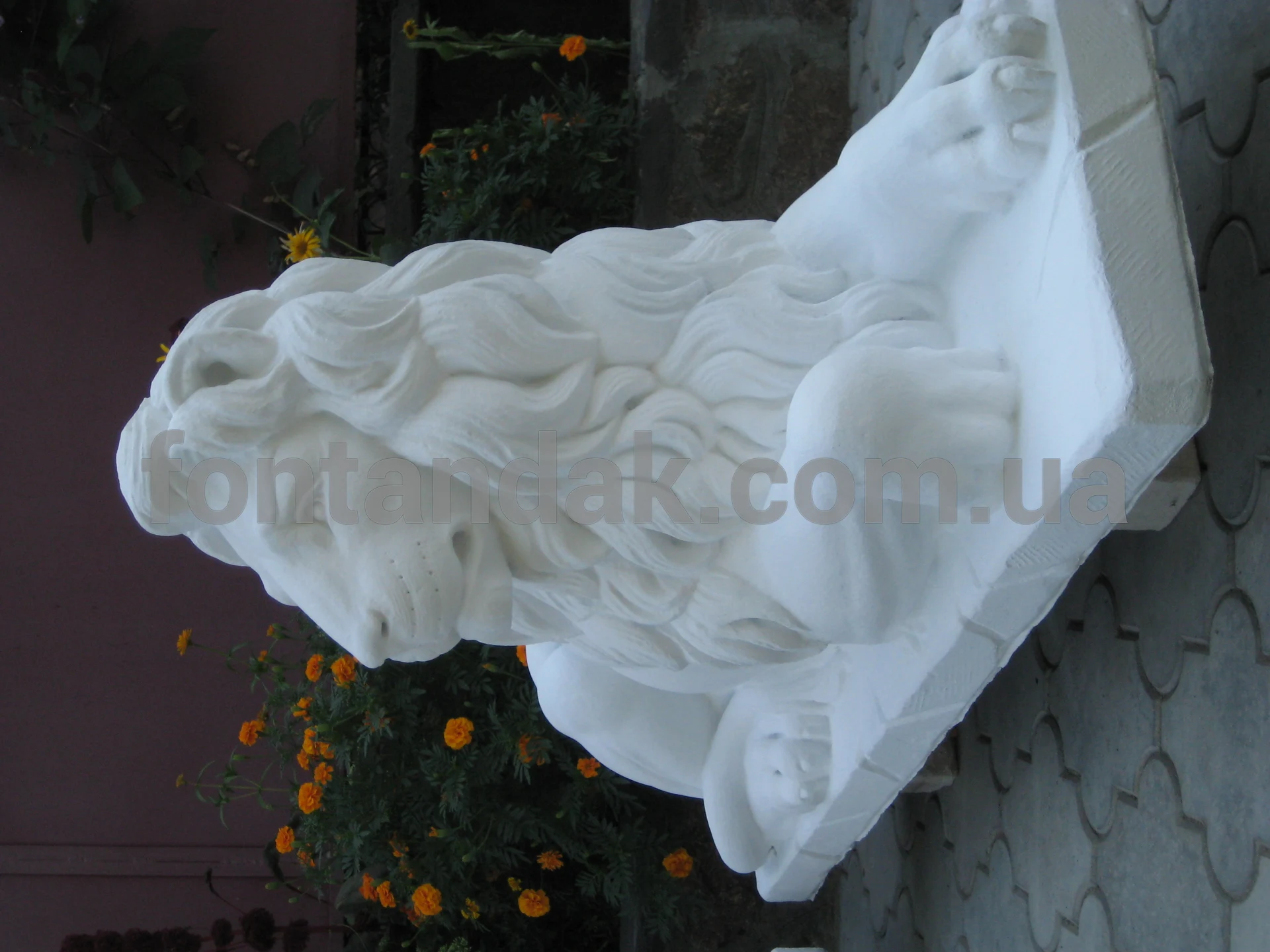 Скульптура льва