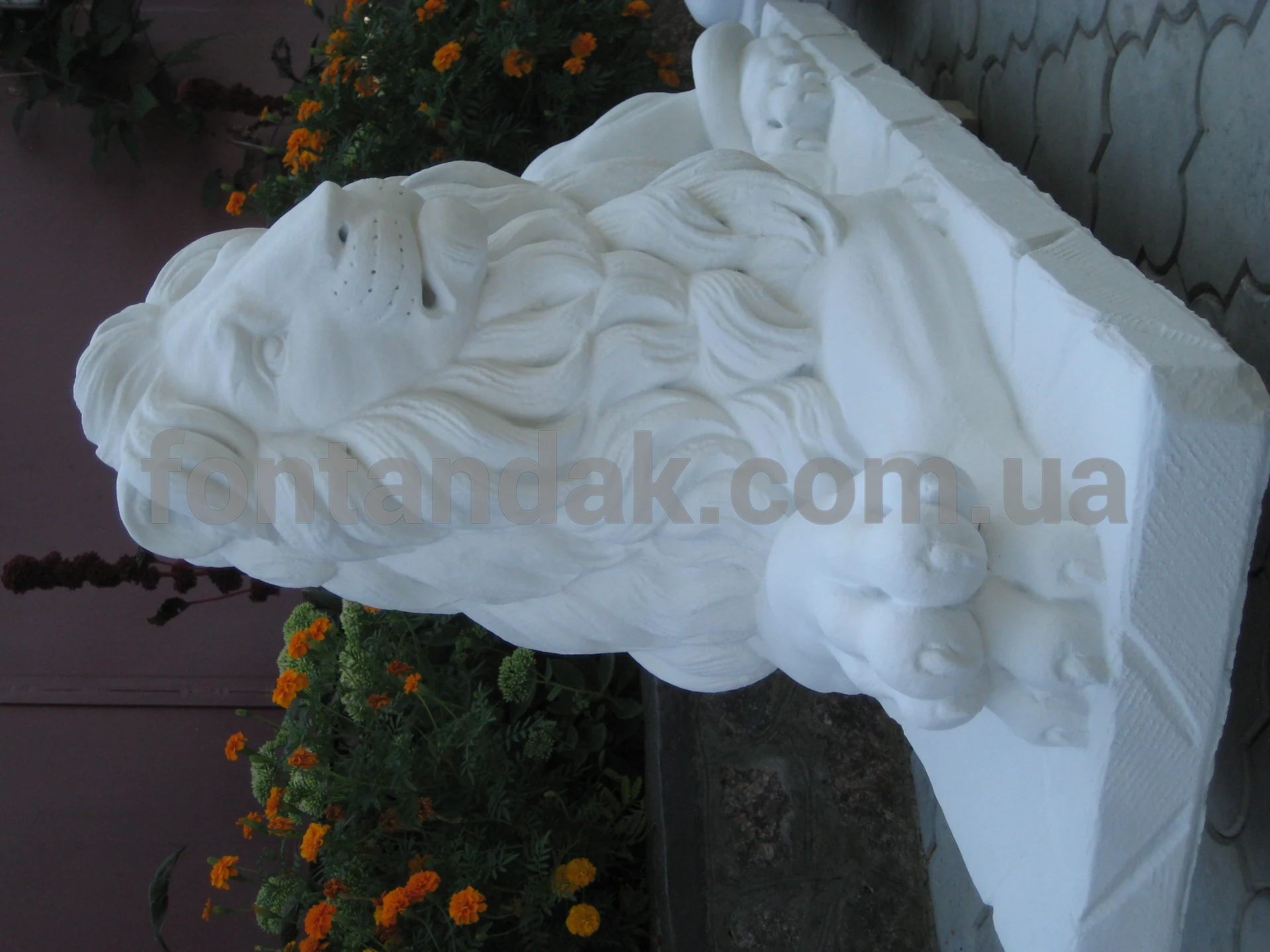 Скульптура льва