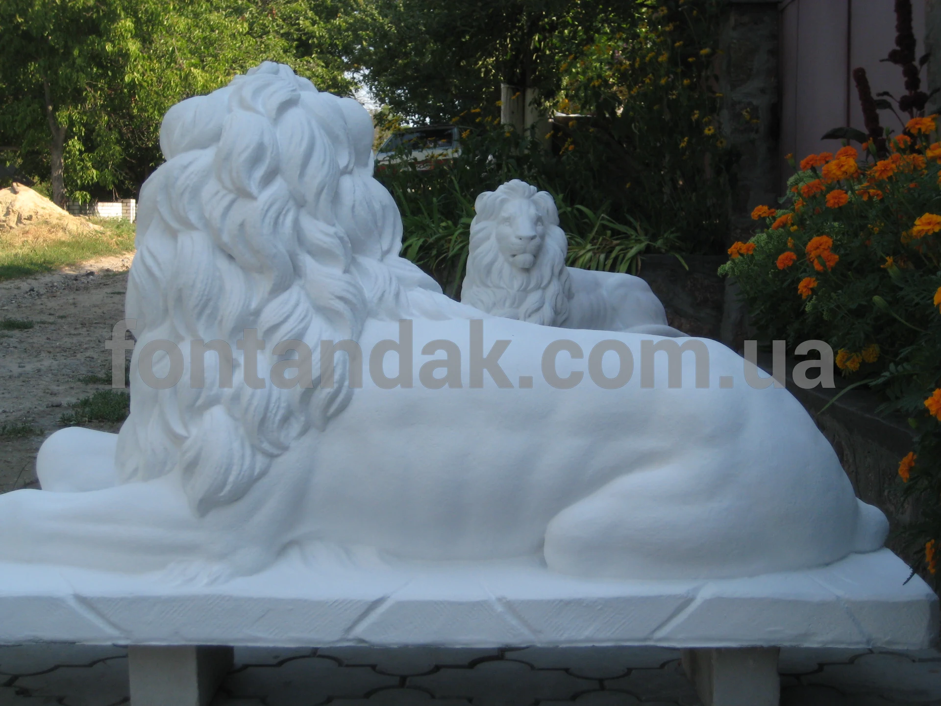 Скульптура льва