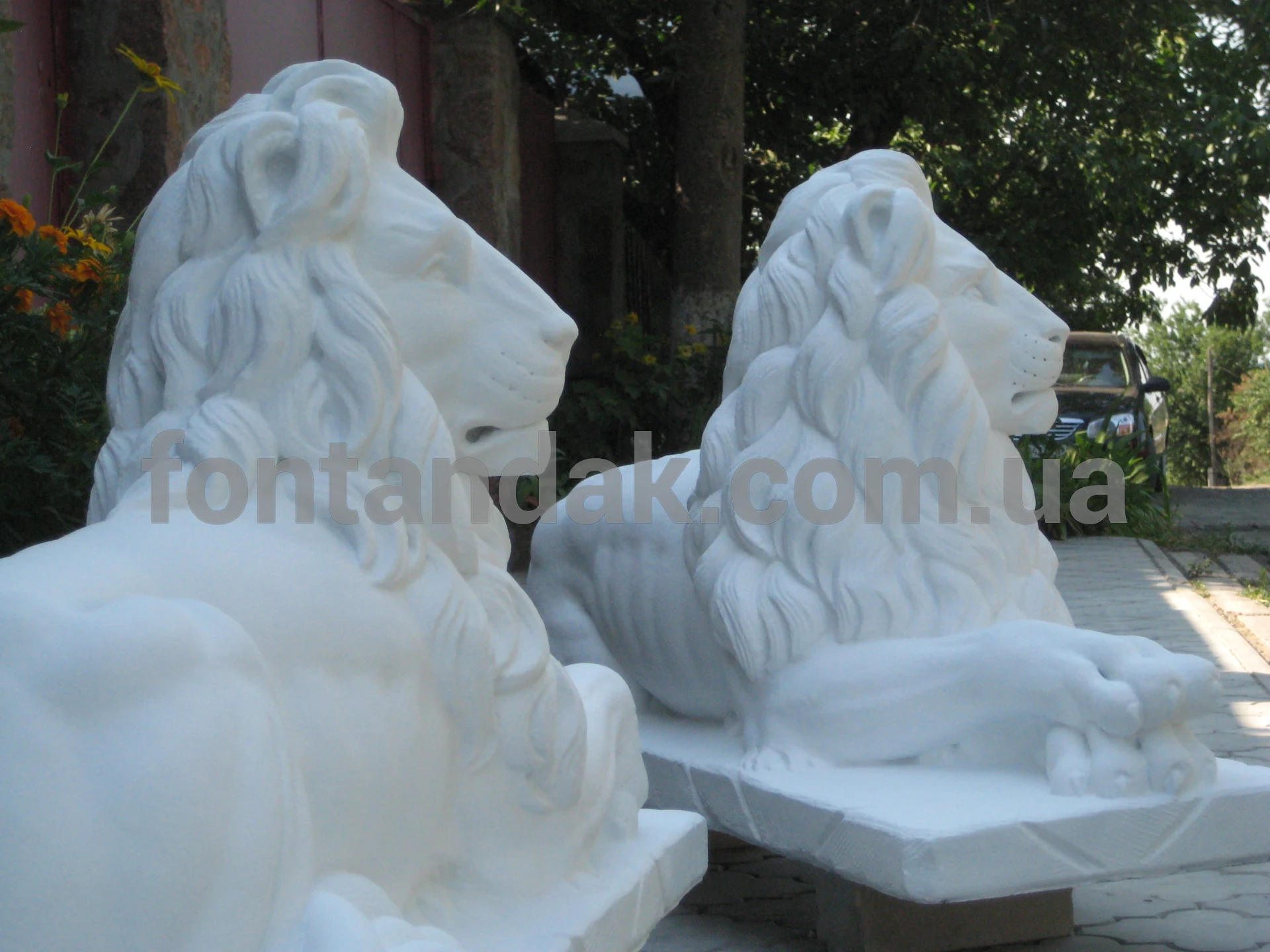 Скульптура льва