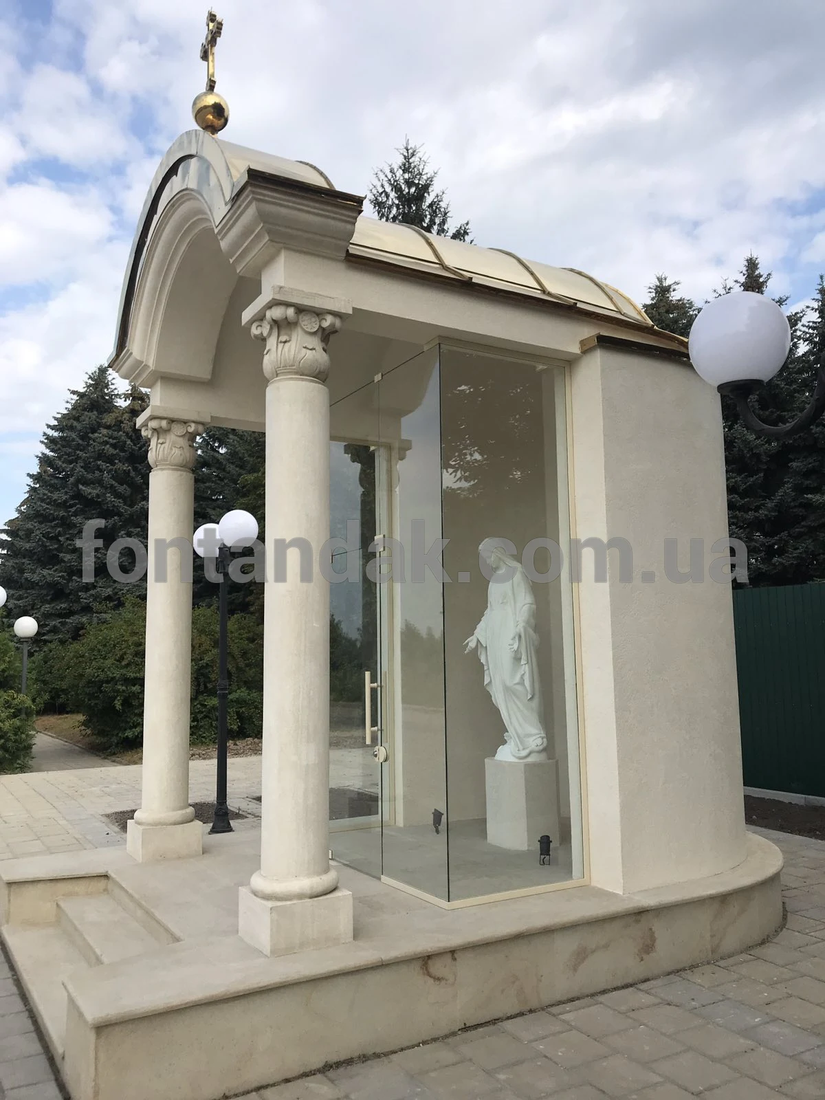 Скульптура Богородиці