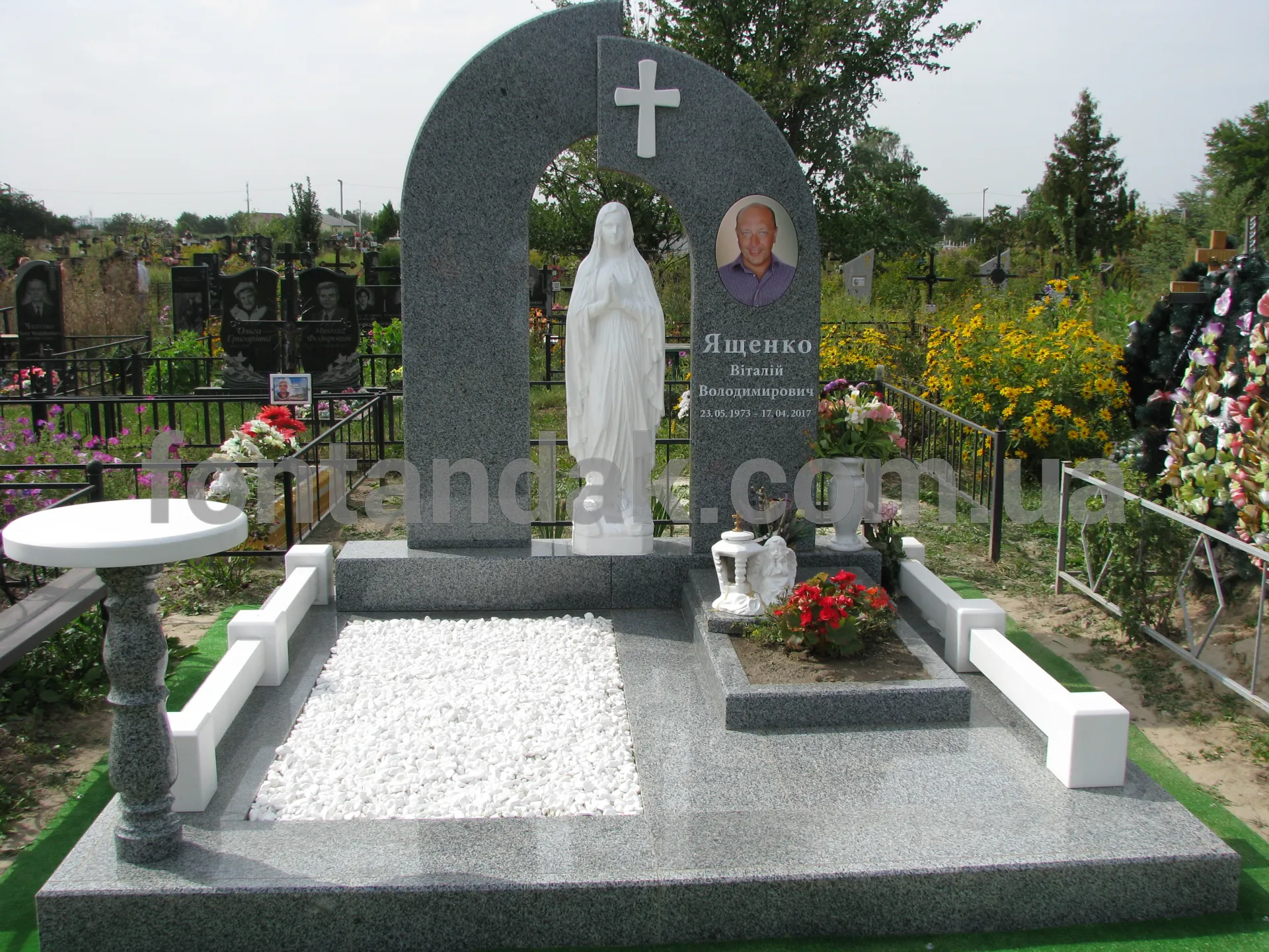 Скульптура Богородиці