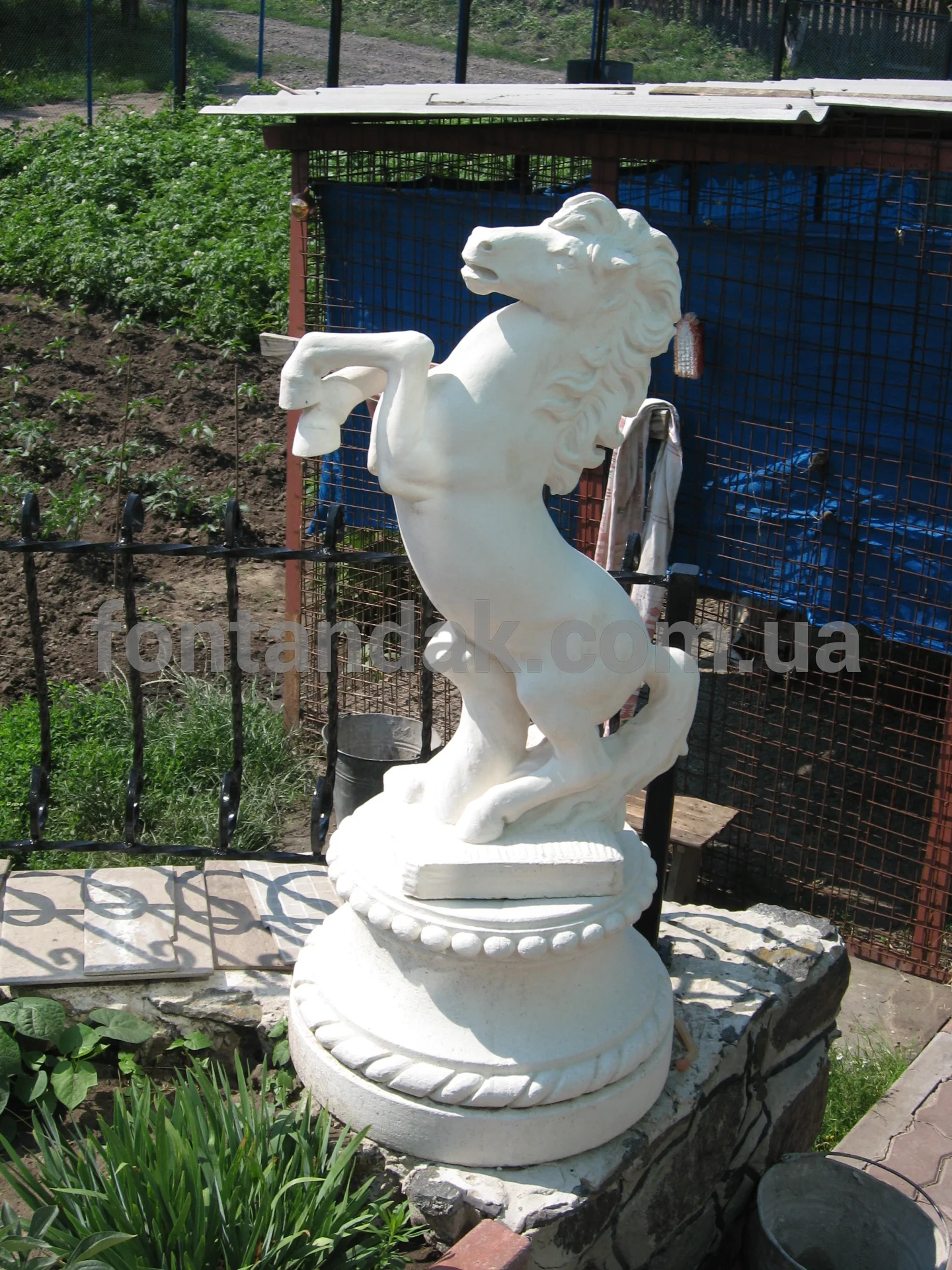 Скульптура арабського скакуна